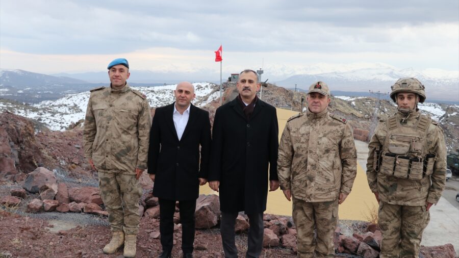 Ağrı Valisi Önder Bozkurt, Ağrı Dağı eteklerindeki üs bölgesinde komandolarla iftar yaptı: