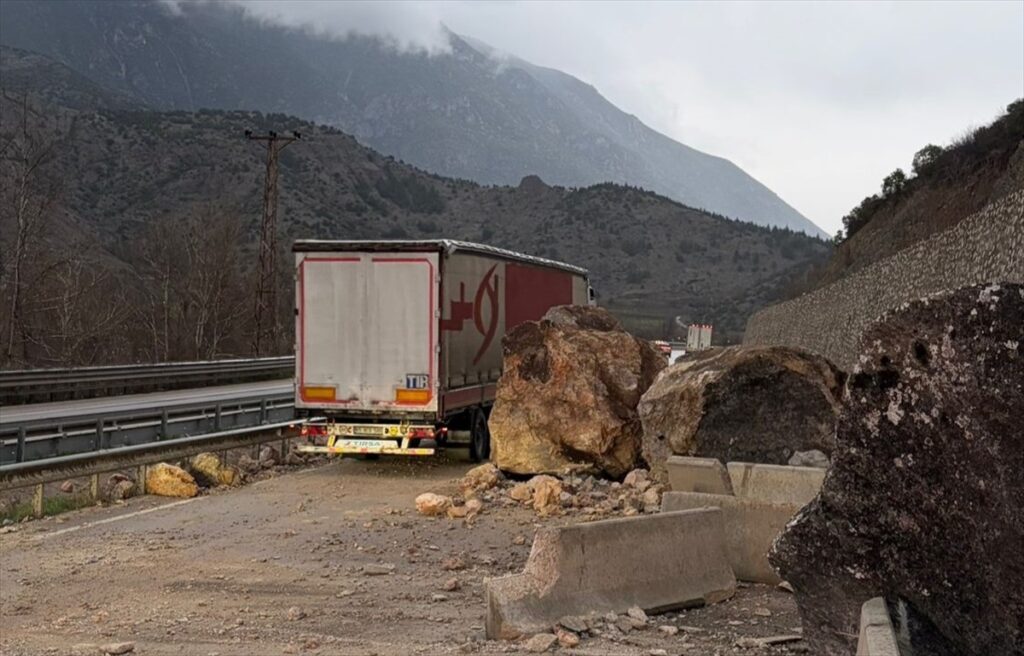 Amasya’da kara yoluna düşen kaya parçaları ulaşımın aksamasına yol açtı