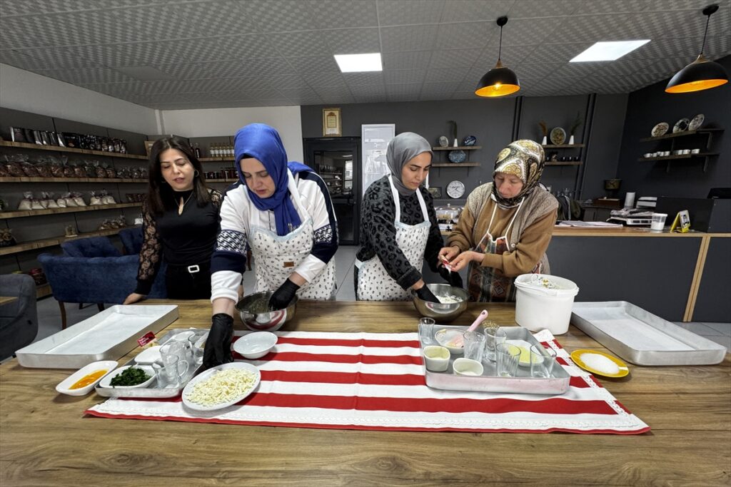 Annelerin hazırladığı çörek ve kurabiyeleri gençler iftarı yolda karşılayanlara ikram ediyor