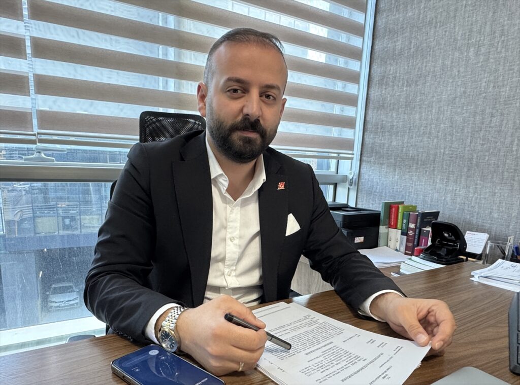 Başörtüsü nedeniyle hakarete uğradığını iddia eden akademisyen tazminat davası açtı