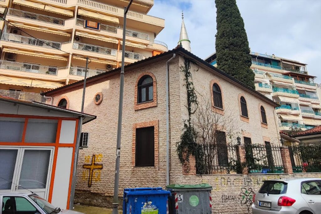 Batı Trakyalı Türklerden, Hürriyet Camisi’ne çizilen haç işaretine kınama