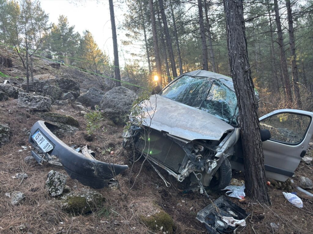 Burdur’da ormanlık alana devrilen araçtaki 3 kişi yaralandı