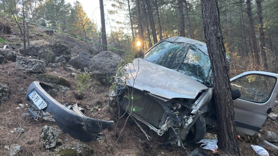Burdur’da ormanlık alana devrilen araçtaki 3 kişi yaralandı