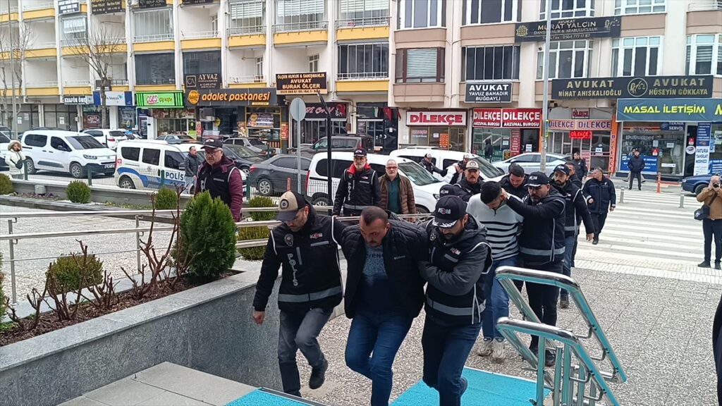 Çorum’da 2 iş yerine silahlı saldırı düzenlenmesine ilişkin 8 şüpheli gözaltına alındı