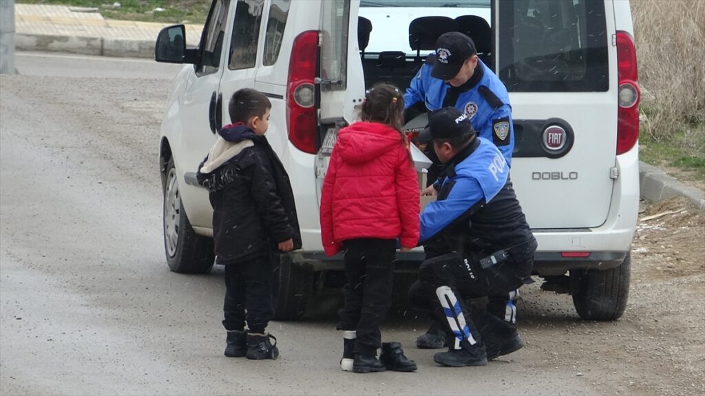 Çorum’da polis ayakkabıları eskiyen iki çocuğa bot hediye etti