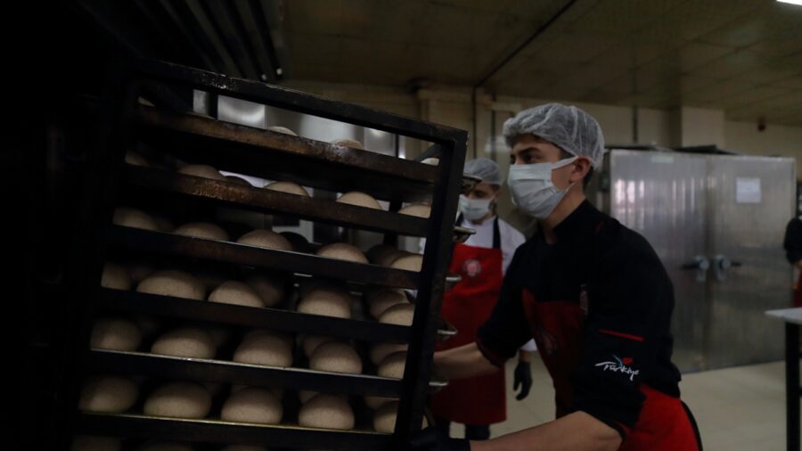 Çorum’da tam buğday tüketimi meslek lisesi öğrencilerinin ürettiği ekmeklerle yaygınlaşıyor