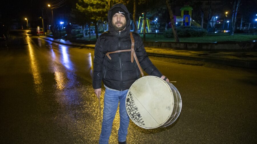 Dede mesleği ramazan davulculuğunu baba oğul yaşatıyor