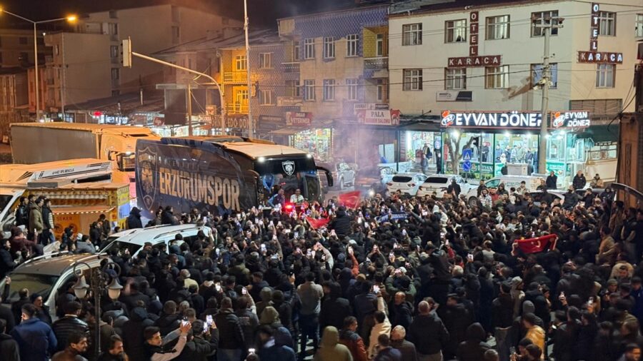 Deplasmandan galibiyetle dönen lider Erzurumspor FK, kentte coşkuyla karşılandı