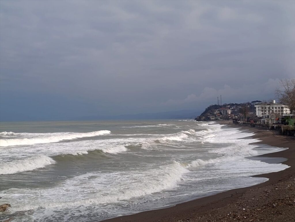 Düzce’nin Karadeniz kıyısında kuvvetli rüzgar etkili oldu