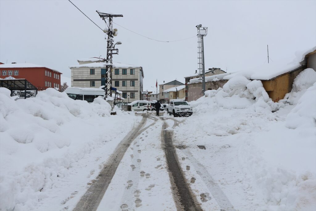 Elazığ ve Bingöl’de 171 yerleşim yerine ulaşım sağlanamıyor