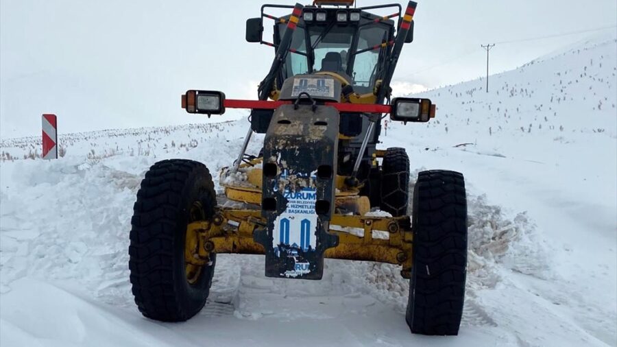 Erzurum, Ardahan ve Kars’ta kardan kapanan yolların açılması için çalışmalar sürüyor