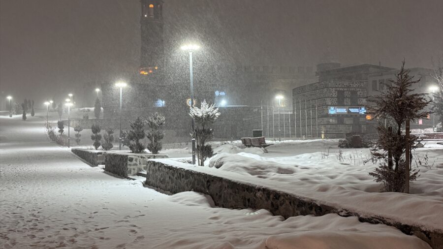 Erzurum’da yoğun kar yağışı etkili oluyor