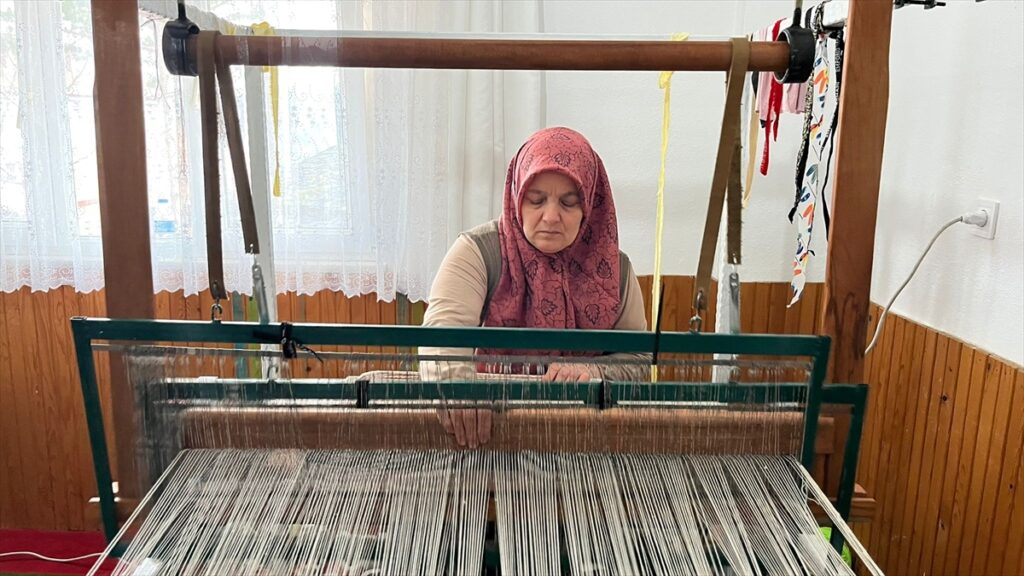 Eski köy camisi lojmanını atölyeye çeviren kadınlar kilim üreterek gelir sağlıyor