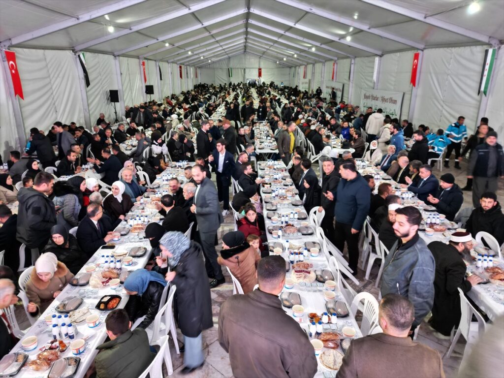 Gaziantep Belediyesi, Suriye’nin Halep ilinde bin yetim ailesine iftar verdi