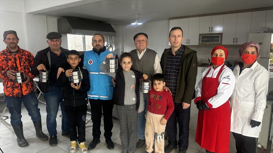 İftar sofralarına sefer taslarıyla sıcak yemek ulaştırıyorlar