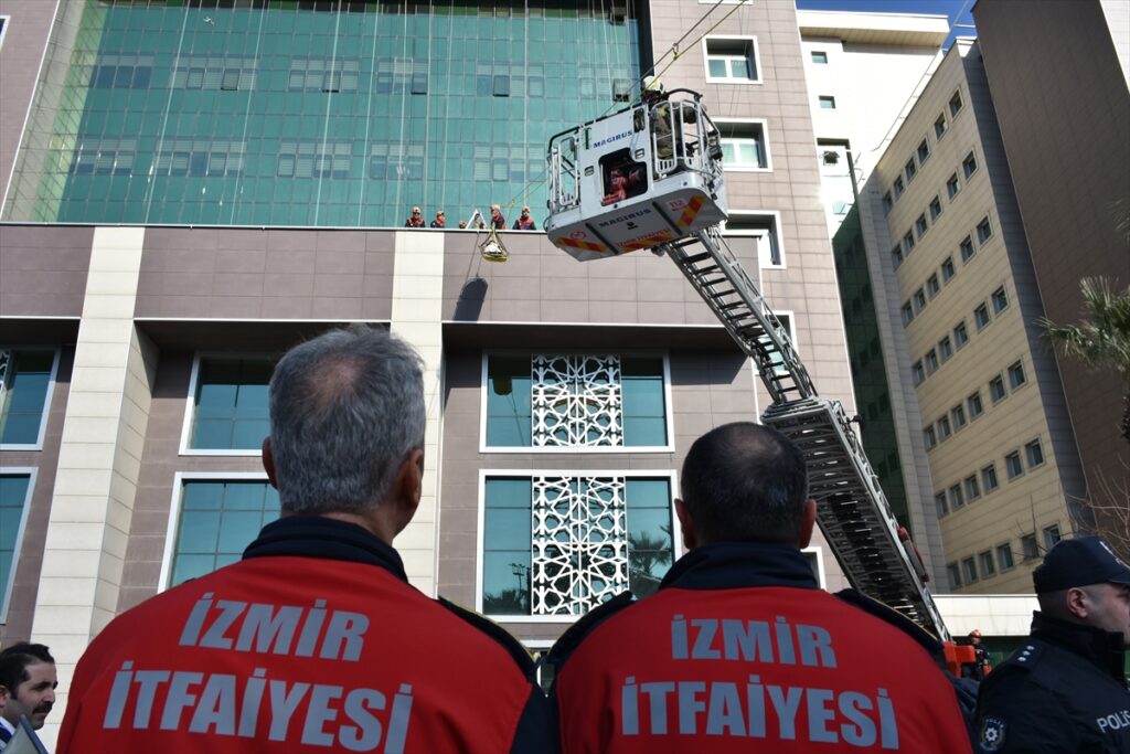 İzmir Bölge Adliye Mahkemesinde “bomba ihbar ve kontrollü imha tatbikatı” yapıldı