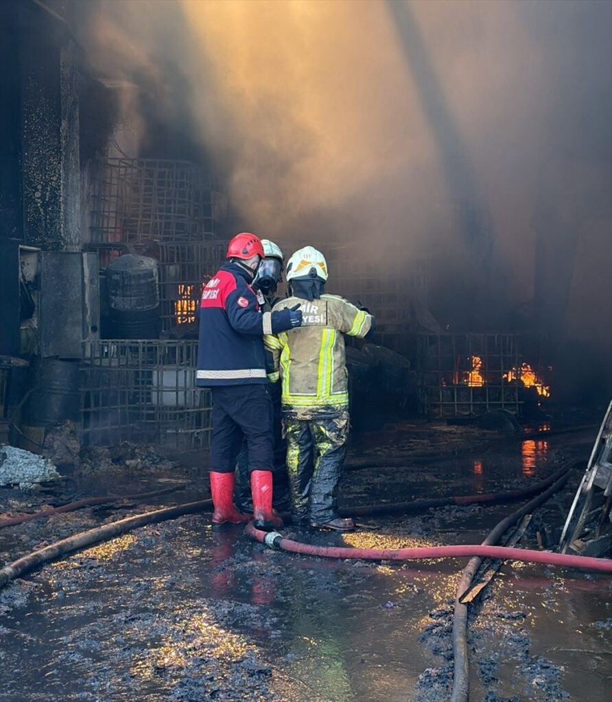 İzmir’de geri dönüşüm fabrikasında çıkan yangın kontrol altına alındı