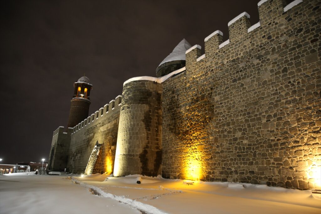 Karla kaplanan Erzurum havadan görüntülendi