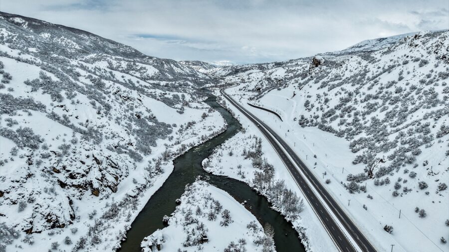 Karla kaplı Karasu Nehri ve çevresi dronla görüntülendi
