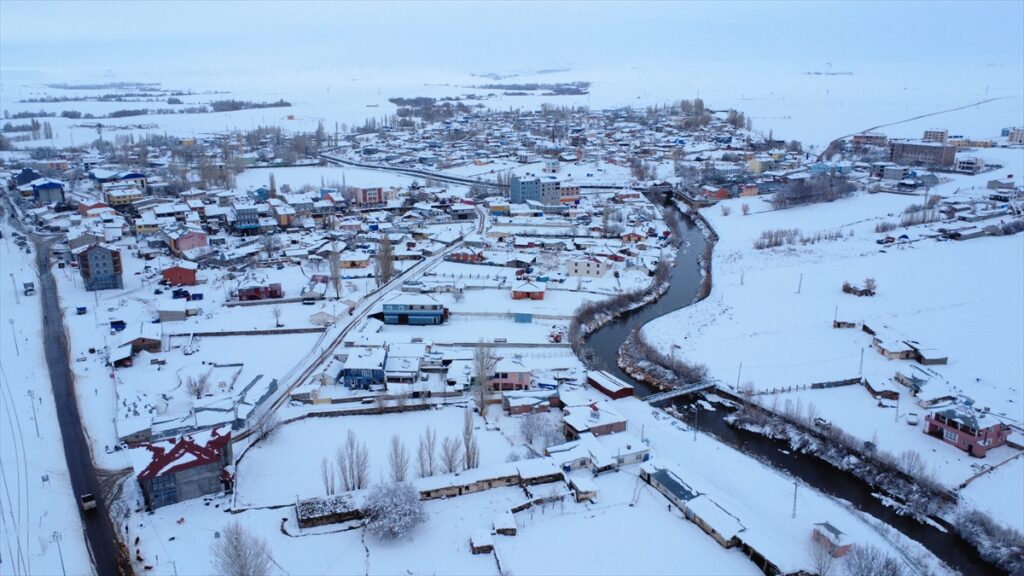 Kars’ta karla beyaza bürünen Akyaka ilçesi dronla görüntülendi