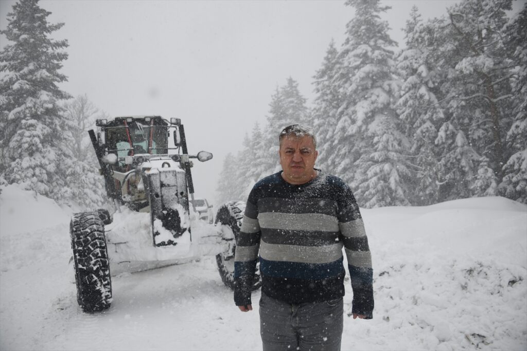 Kastamonu ve Samsun’da ekiplerin zorlu kar mücadelesi sürüyor