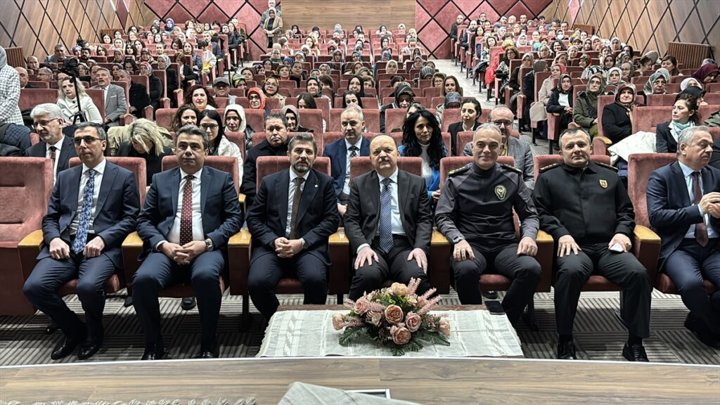Kastamonu’da “Gelenekten Geleceğe Ahşap Sanatı” panel ve sergisi düzenlendi