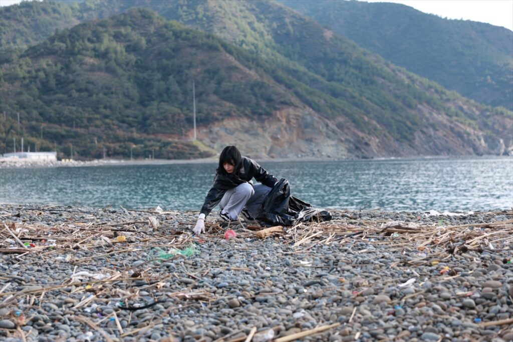 Marmaris’te fırtınanın sahile sürüklediği atıkları gençler topladı