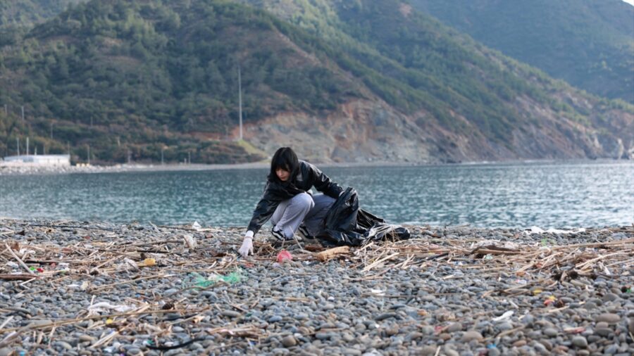 Marmaris’te fırtınanın sahile sürüklediği atıkları gençler topladı