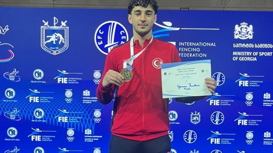 Milli eskrimci Furkan Yaman, gençlerde Avrupa şampiyonu oldu