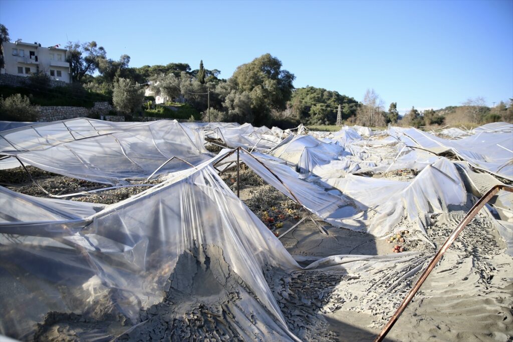 Muğla Valisi Akbıyık, Seydikemer’de selden zarar gören çiftçileri ziyaret etti: