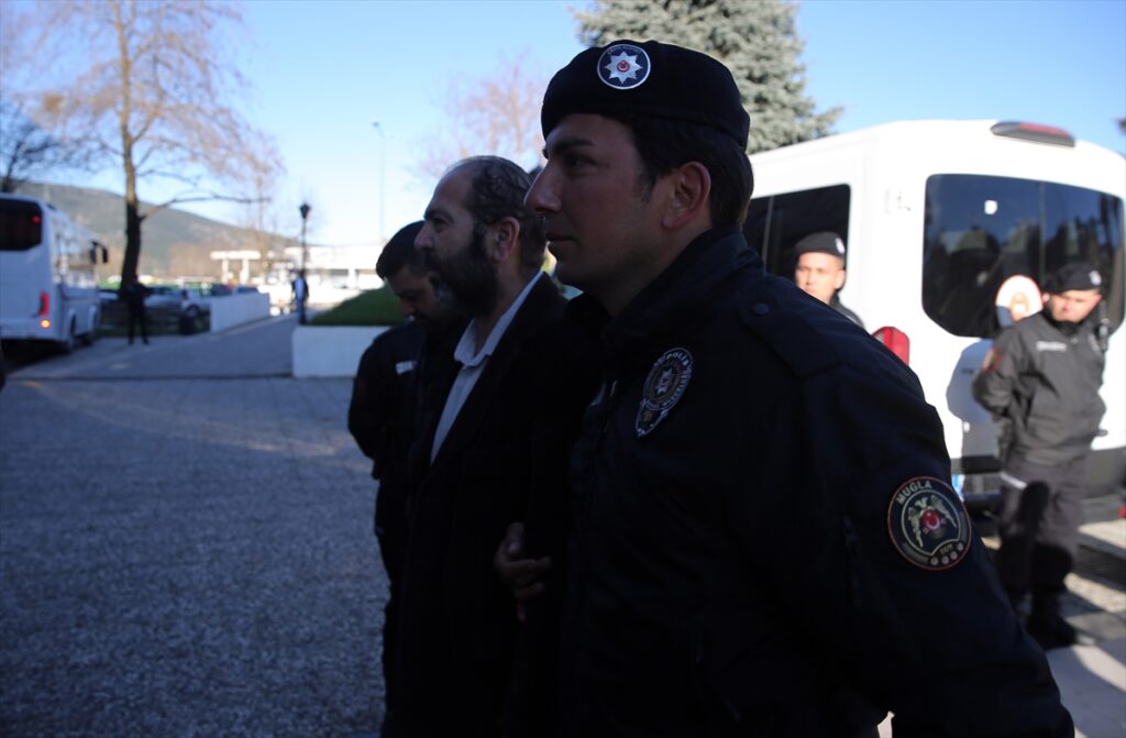 Muğla’da “yanıltıcı bilgi yayma” soruşturmasının ikinci dalgasında yakalanan 8 şüpheli adliyede