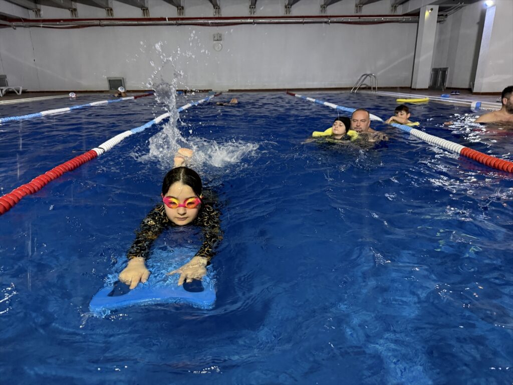 Rasmussen sendromlu Amine kulaçlarıyla hayata tutunuyor