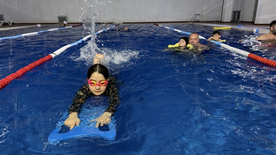 Rasmussen sendromlu Amine kulaçlarıyla hayata tutunuyor