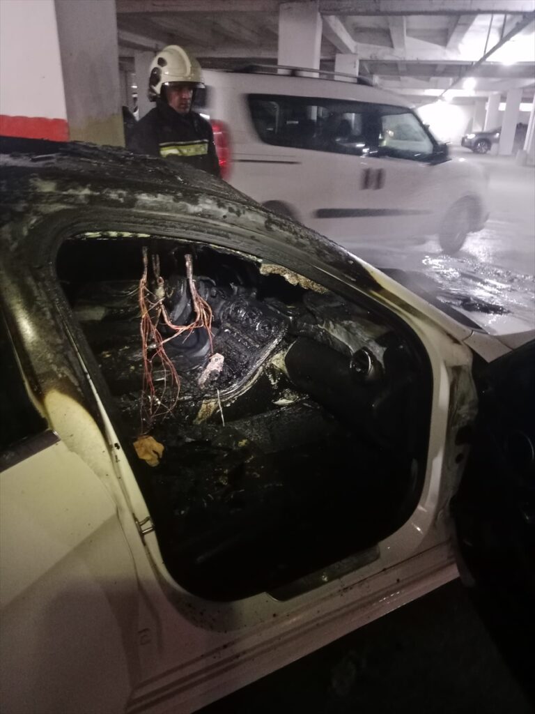 Samsun’da kapalı otoparkta bulunan otomobil yandı