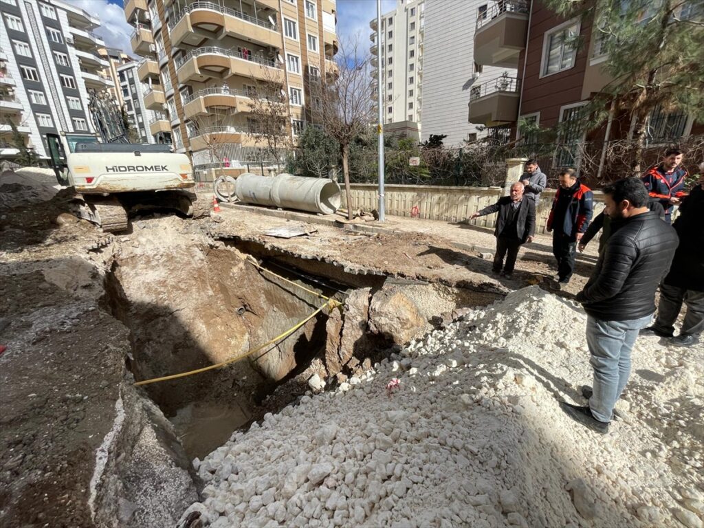Şanlıurfa’da kanalizasyon çalışması sırasında göçük altında kalan 2 işçi yaralandı