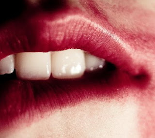 Erkek yüz bölgesine odaklanır