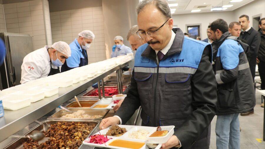 Siirt Valisi Kemal Kızılkaya madencilerle iftar yaptı