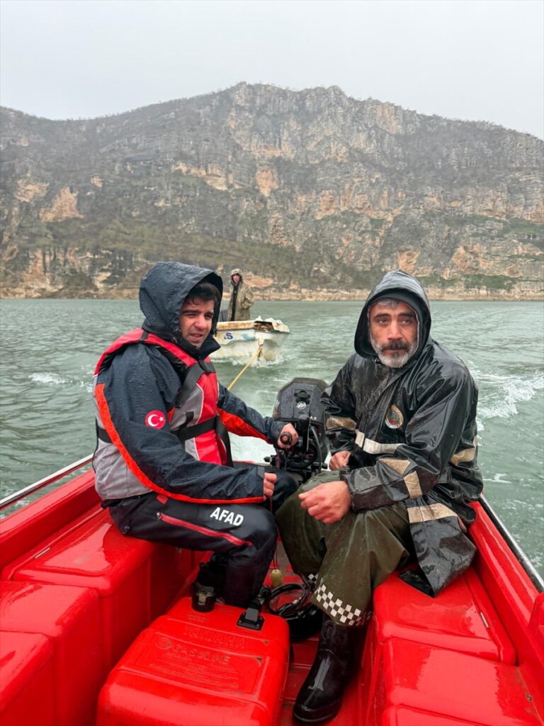 Siirt’te baraj gölünde botu arızalanan kişi kurtarıldı