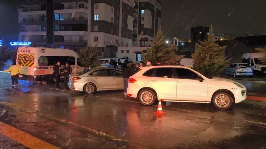 Siirt’te kar nedeniyle 7 aracın karıştığı zincirleme trafik kazasında 1 kişi yaralandı