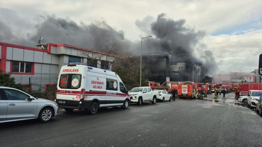 Silivri’de fabrikada çıkan yangına müdahale ediliyor