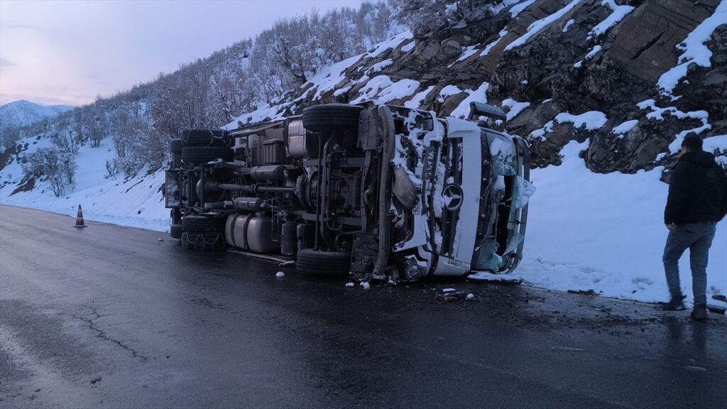 Şırnak’ta devrilen kamyondaki 2 kişi yaralandı