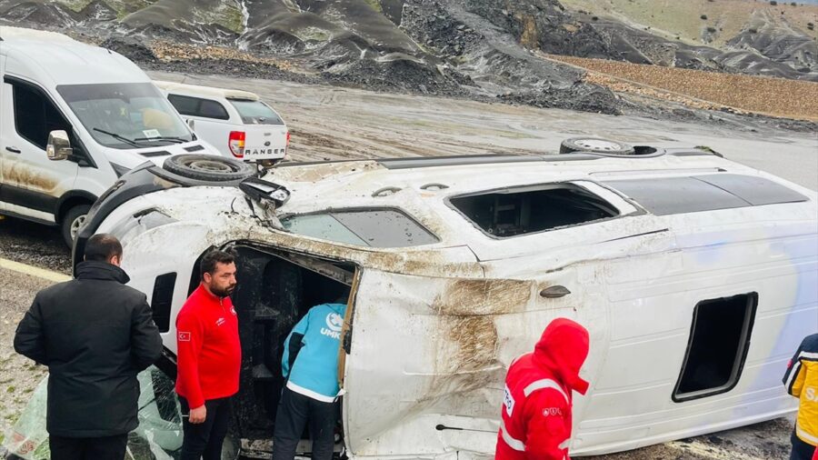 Şırnak’ta devrilen minibüsteki 9 kişi yaralandı