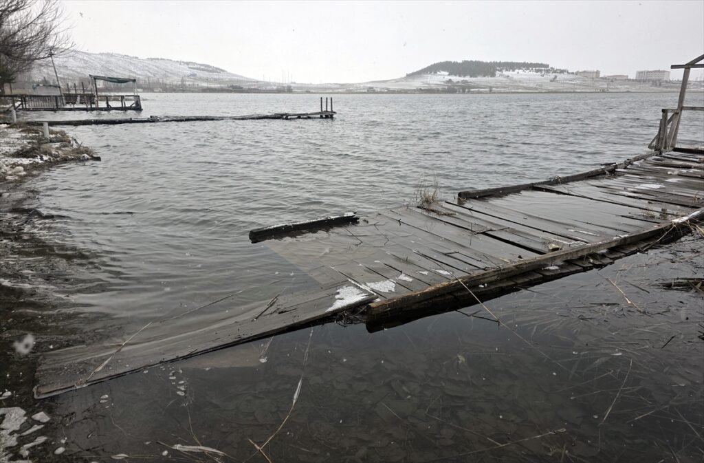 Sivas’ta yağışlar sonrası Hafik Gölü’ndeki iskeleler su altında kaldı
