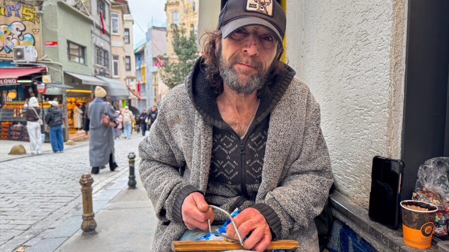 Tarçın kabuğundan ürettiği takıları 20 yıldır İstanbul’da satıyor