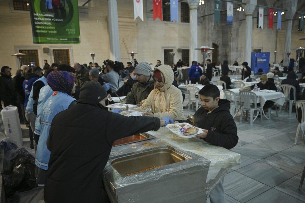 TDV, Kocatepe Camisi’nde yaklaşık 2 bin kişilik iftar sofrası kuruyor