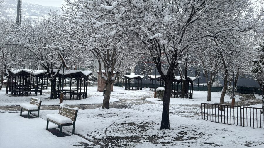 Tokat kent merkezinde kar yağışı devam ediyor