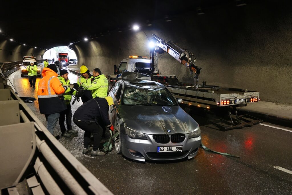Trabzon’da devrilen otomobildeki 2 kişi yaralandı