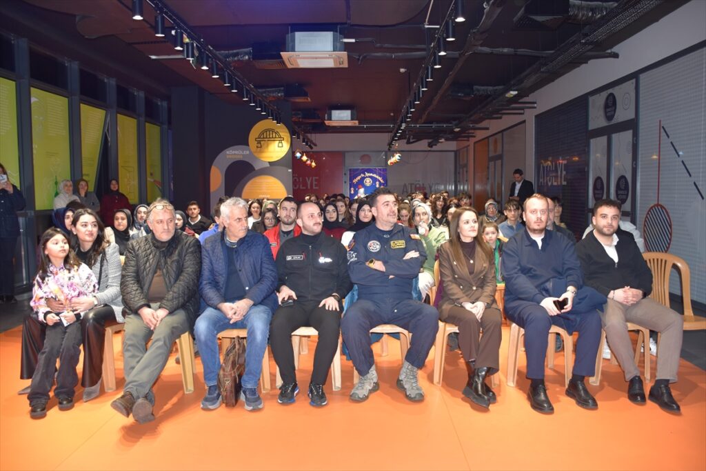 Türkiye’nin ilk deneysel test pilotu Özpala, Trabzon’da öğrencilerle bir araya geldi