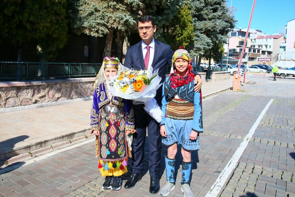 Uşak Valiliğine atanan Serdar Kartal, görevine başladı