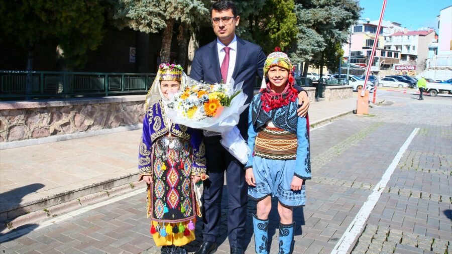 Uşak Valiliğine atanan Serdar Kartal, görevine başladı